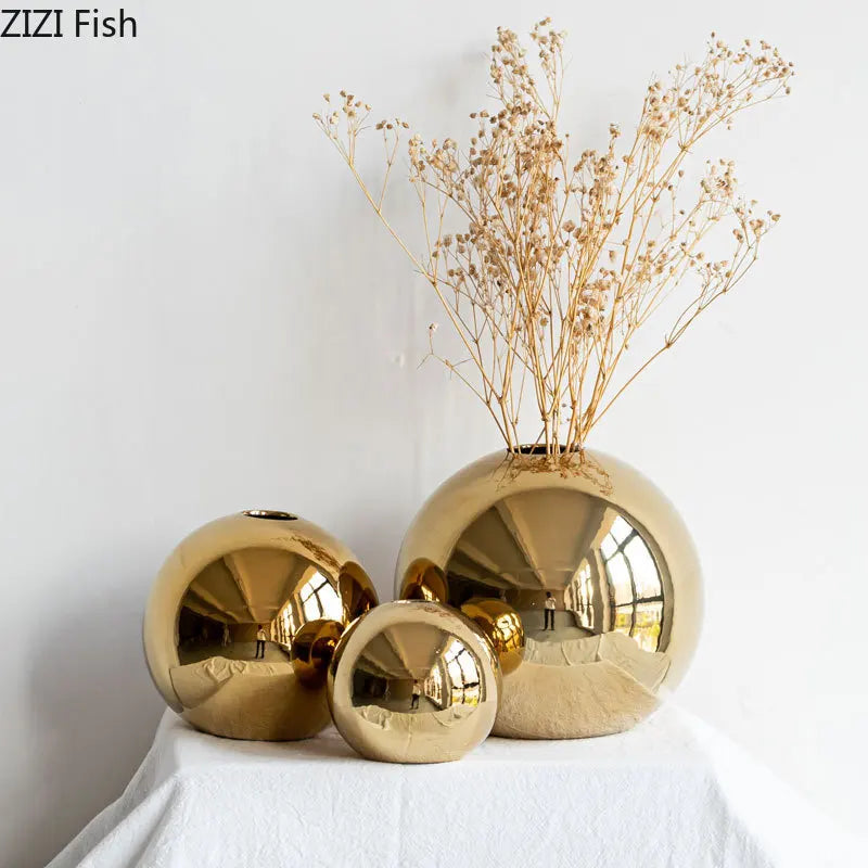 Nordic Gold Vase – Vaso Decorativo com Detalhes Dourados