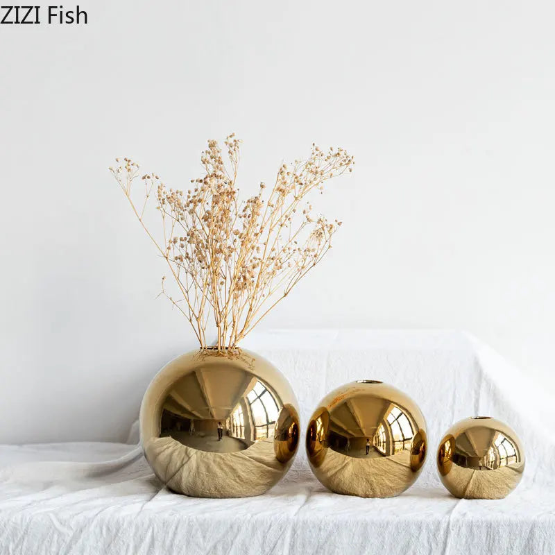 Nordic Gold Vase – Vaso Decorativo com Detalhes Dourados
